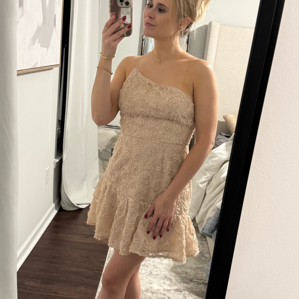 Elegant One-Shoulder Flower Dress in Cream - Picture 2 of 8